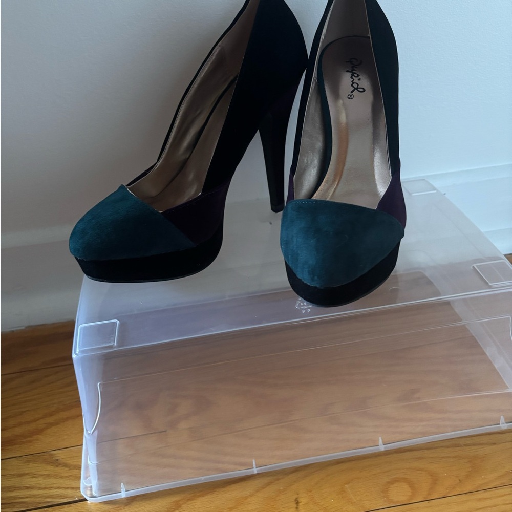 Source Unknown Black and Teal Heels